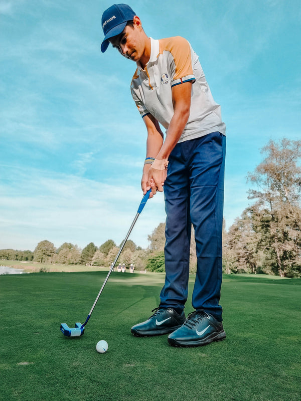 Golfer in putting stance with myvicto M-Serie showing correct putter length