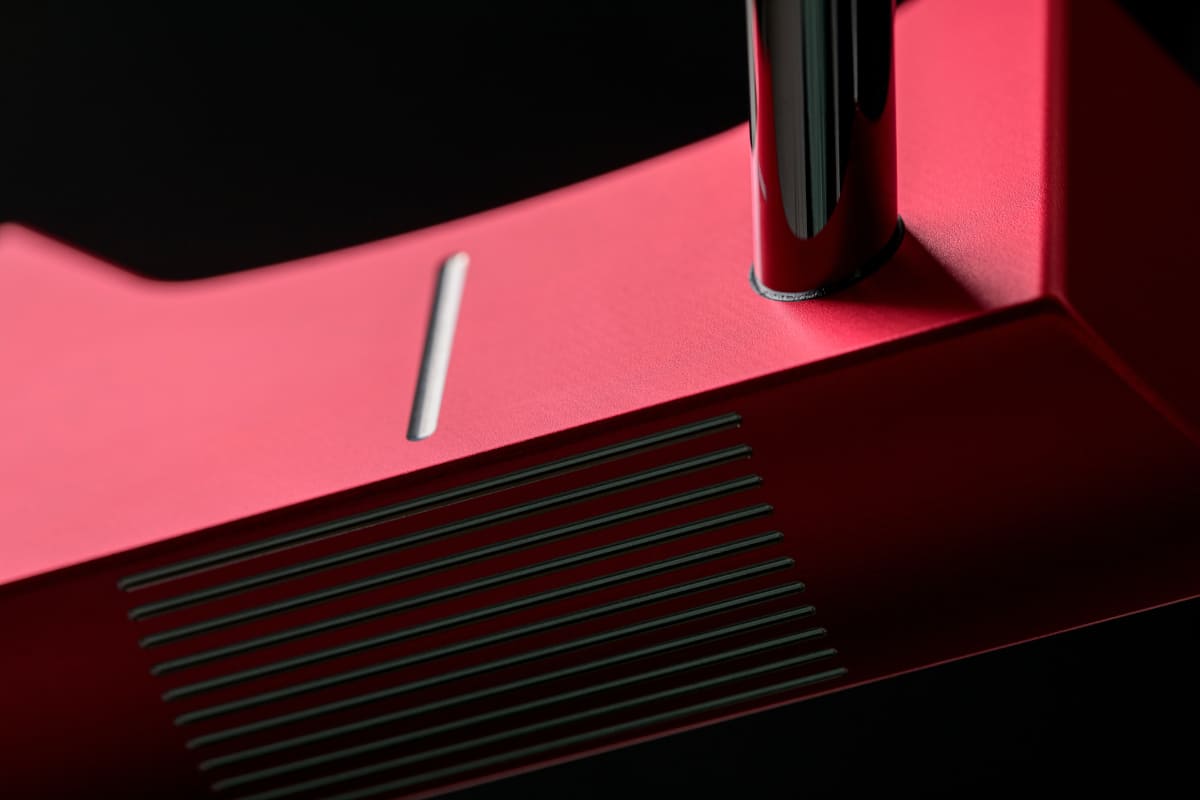 Close-up of the grooved face and top line of a red myvicto Z-Serie putter